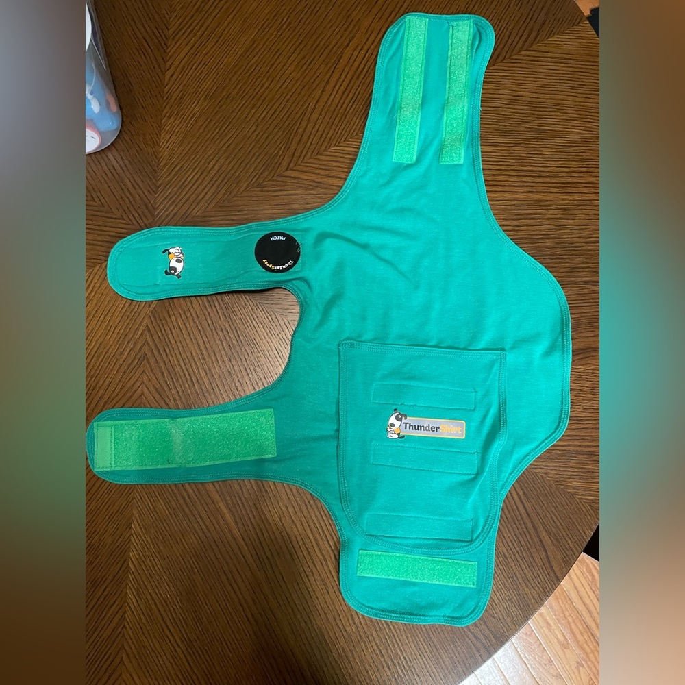 Thunder shirt size small